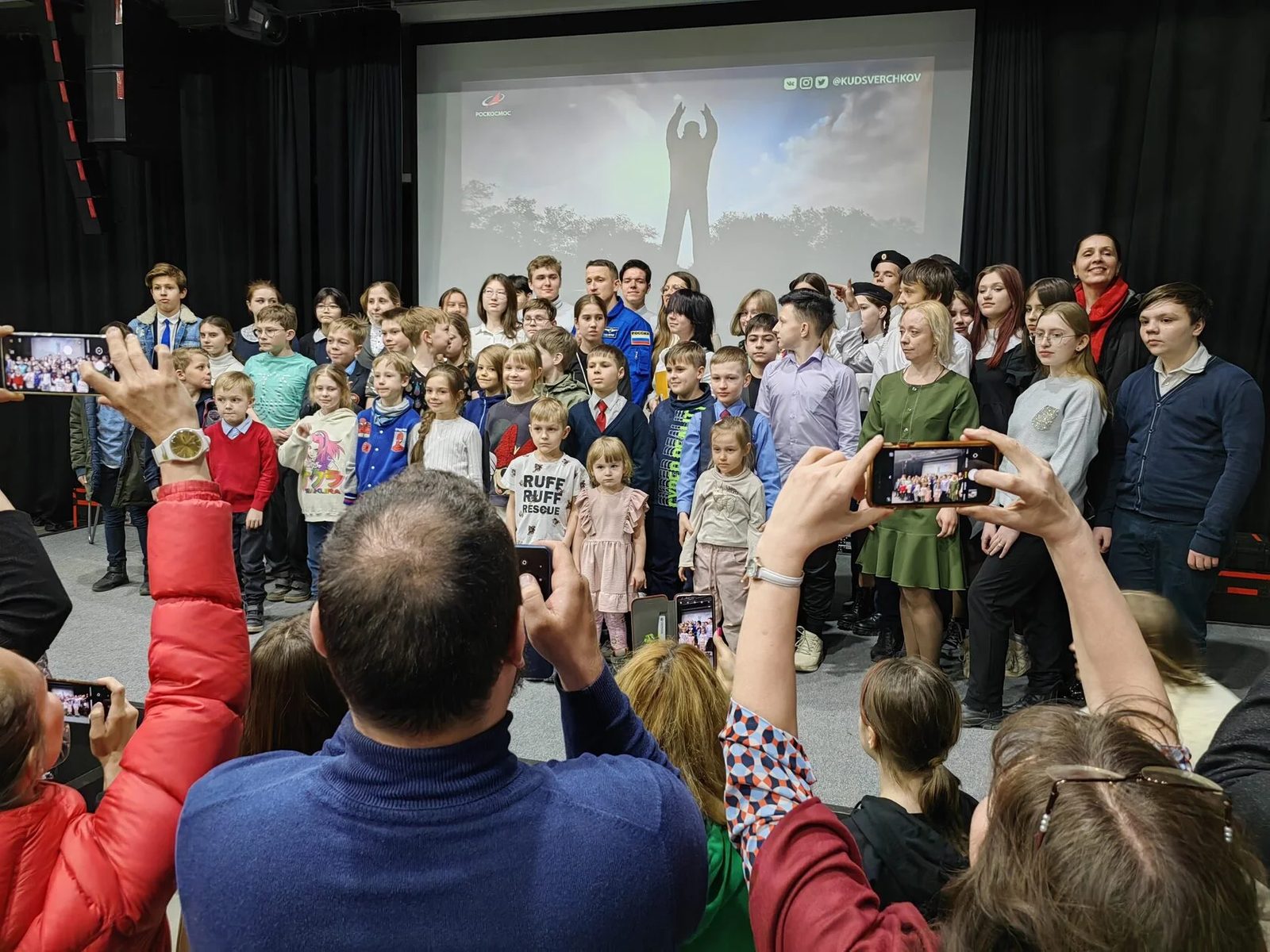Праздничная программа на сцене